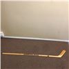 Image 3 : GORDIE HOWE SIGNED VINTAGE HOCKEY STICK WITH INSCRIPTION