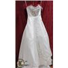Image 1 : BONNIE WHITE SATIN STYLE WITH WINE RED ACCENTS