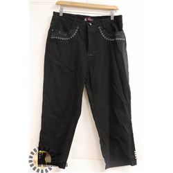 MODEL FRANCE BLACK CAPRI WITH EMBELLISHED POCKET