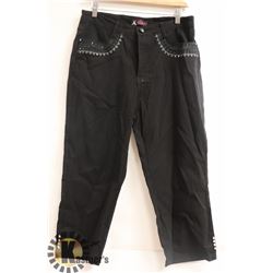 MODEL FRANCE BLACK CAPRI WITH EMBELLISHED POCKET