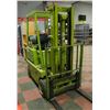 Image 5 : CLARK MODEL C-300 - 30LP GREEN FORK LIFT