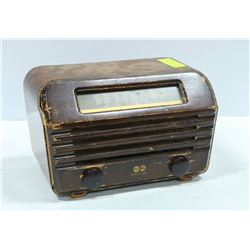 VINTAGE ENCASED WOODEN RCA RADIO
