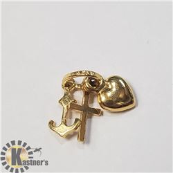 17) 10K - PENDENT WITH 3 SMALL CHARMS, (~WEIGHT 0.46G),