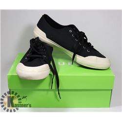 NEW PAIR OF MENS SHOES SIZE 11.