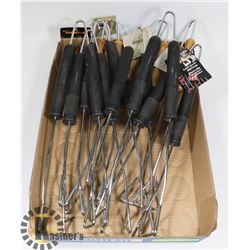 FLAT OF COOKING TONGS