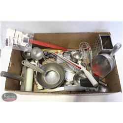 FLAT OF BAKING UTENSILS INCLUDING: SCOOPS, NEW
