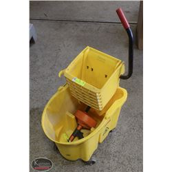 RUBBERMAID COMMERCIAL MOP BUCKET W/ WRINGER &