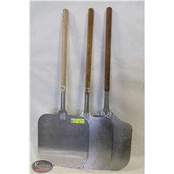 GROUP OF 3 VARIOUS COMMERCIAL PIZZA PADDLES