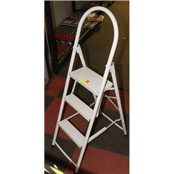 WHITE METAL 3-STEP FOLD-OPEN LADDER