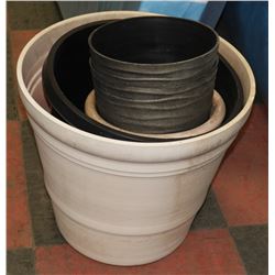 LOT OF PLANT POTS