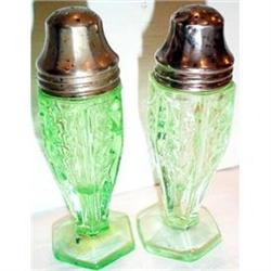 Pair Green Criss Cross  Decorated Shakers #863262