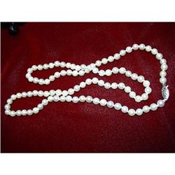 AN ELEGANT ESTATE PEARL NECKLACE #896436