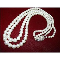 A GORGEOUS TWO STRING PEARL NECKLACE #863978