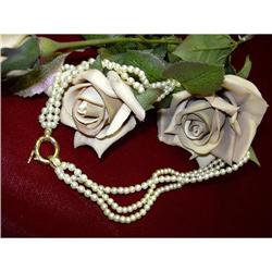 A WONDERFUL THREE STRING PEARL NECKLACE #863979