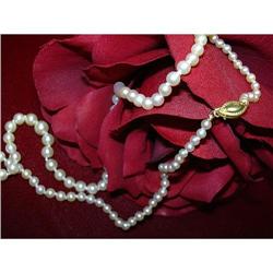 A LOVELY OFF  WHITE PEARL NECKLACE #863980