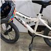 Image 2 : WHITE HUFFY KIDS BIKE