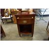 Image 2 : PAIR OF MAHOGANY 1 DRAWER END TABLE
