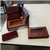 Image 1 : BOX OF SMALL DISPLAY CASES