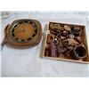 Image 1 : WOOD DECOR AND CLOCKS