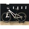 Image 1 : WHITE TREK 820 21 SPEED FRONT SUSPENSION MOUNTAIN BIKE, 33 CM FRAME SIZE, 69 CM STANDOVER HEIGHT