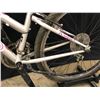 Image 2 : WHITE TREK 820 21 SPEED FRONT SUSPENSION MOUNTAIN BIKE, 33 CM FRAME SIZE, 69 CM STANDOVER HEIGHT