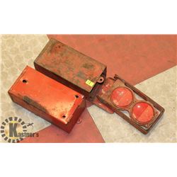 2 ROAD SIDE REFLECTOR LIGHTS IN METAL CONTAINER.