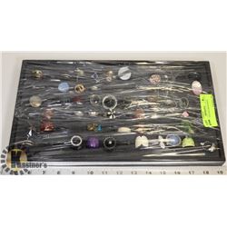 A LOT OF VINTAGE RINGS WITH DISPLAY