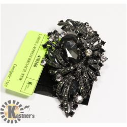 LARGE FASHION BROACH. NEW