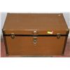 Image 1 : VINTAGE TRUNK. 20"X34"X18" BROWN BRASS HINGES
