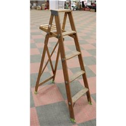 5FT OLD WOOD PAINTERS LADDER. STURDY