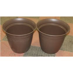 LOT OF 2 LARGE PLANTER POTS