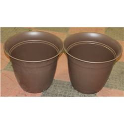LOT OF 2 LARGE PLANTER POTS