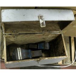 WOOD CONTAINER WITH 2 BENCH VICES