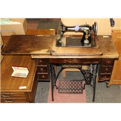 VINTAGE OAK SINGER SEWING MACHINE IN CABINET