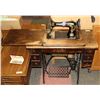 Image 1 : VINTAGE OAK SINGER SEWING MACHINE IN CABINET