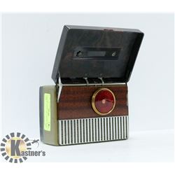 1940S RCA PORTABLE RADIO WITH CASE