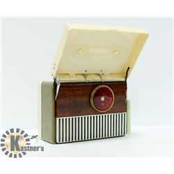 1940S RCA PORTABLE TUBE RADIO CREAM