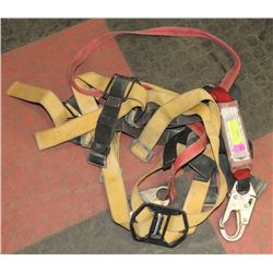 SET OF FALL PROTECTION EQUIPMENT WITH LANYARD