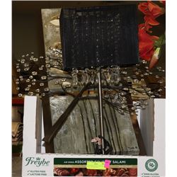 SHOWHOME DÉCOR - LAMP, METAL WALL ART & PICTURE