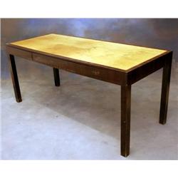 Skrivbord med tre lådor i fronten palis