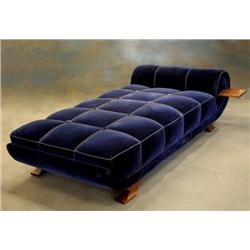 Dagbädd klädd i plysch samt benställnin