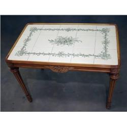 Soffbord med handmålade kakelskivor sig