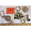 Image 3 : VINTAGE TIN BOX - JEWELRY + KEY CHAINS