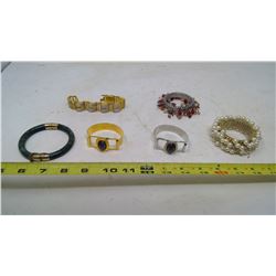 LOT OF BRACELETS (6)