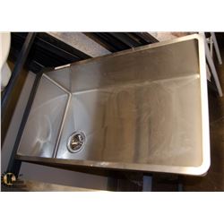 STAINLESS STEEL UNDERMOUNT KITCHEN SINK