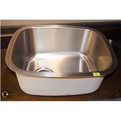 STAINLESS STEEL UNDERMOUNT KITCHEN SINK
