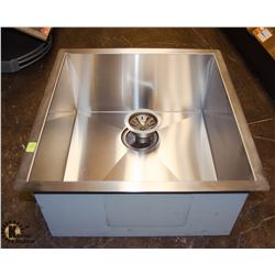 STAINLESS STEEL UNDERMOUNT KITCHEN SINK