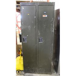 BANK OF 2 FULL SIZE LOCKERS
