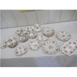 EK - Royal Albert Petit Point (52 pcs) 1 Teapot, 5 Serving Trays, 14 Cups & Saucers 18 Plates