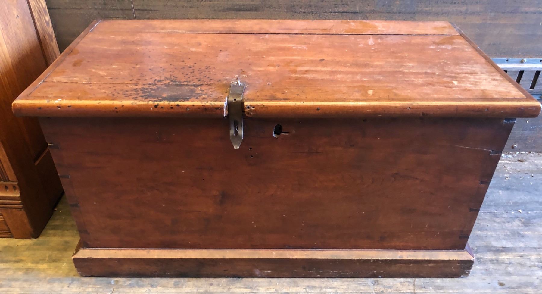 How to create a wooden trunk with a vintage look